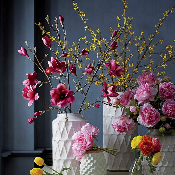 Создайте весеннее настроение с помощью керамических ваз из коллекции Kora и ярких цветов розовой магнолии и пионов.