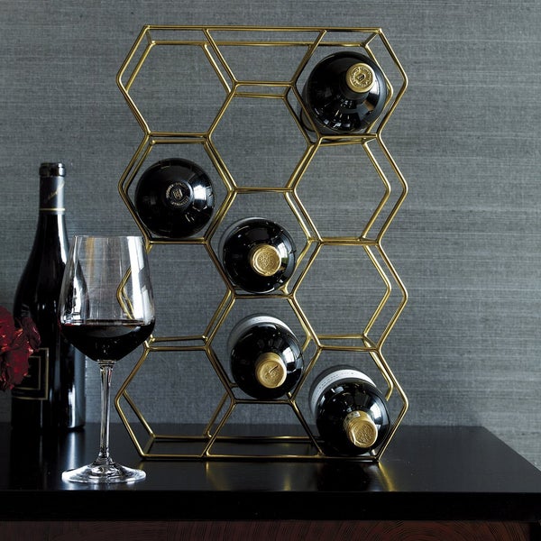 Решетка для бутылок в виде пчелиных сот обеспечит красивое хранение ваших любимых сортов вина.