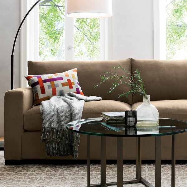Диван AxisII станет любимым местом в доме для всей семьи. Материал, прекрасно поддающийся чистке — гарантия того, что диван будет выглядеть отлично долгие годы.