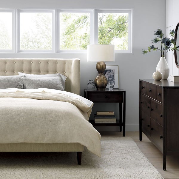 Мебель, высококлассный текстиль и оригинальный декор для спальни ждут вас в Crate and Barrel.