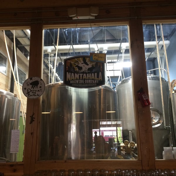 Foto tirada no(a) Nantahala Brewing Taproom &amp; Brewery por Cindy T. em 8/11/2015