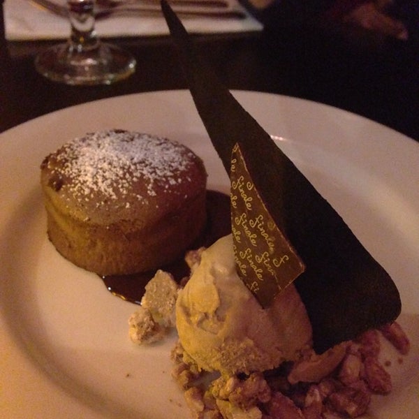 9/14/2014에 Inji J.님이 Finale Desserterie &amp; Bakery에서 찍은 사진