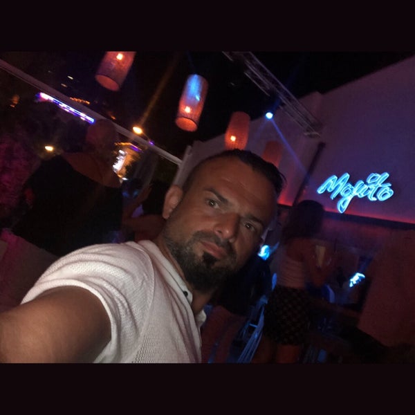 Das Foto wurde bei Mojito Lounge &amp; Club von Koray Tekin Y. am 8/29/2019 aufgenommen