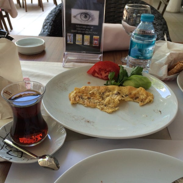 Das Foto wurde bei Hook Cafe Bistro von Doğan G. am 6/29/2014 aufgenommen