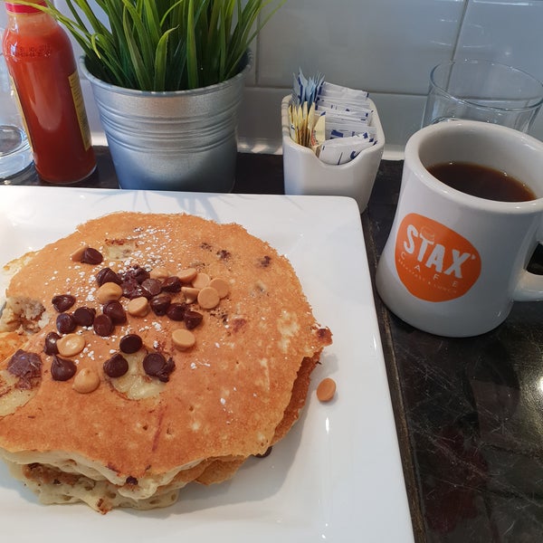 Peanut butter and chocolate chip pancake was fluffy and perfect  .. the omelette was good too  بانكيك الشوكلاته والفول السوداني كان لذيذ وهش .. الاومليت برضو حلو