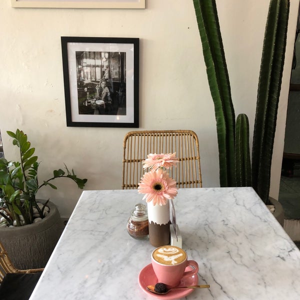 Foto tirada no(a) Coffee Cartel por Ohood M. em 10/19/2019