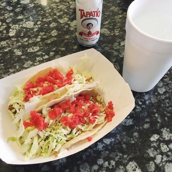 2/29/2016에 Jennifer H.님이 Best Fish Taco in Ensenada에서 찍은 사진
