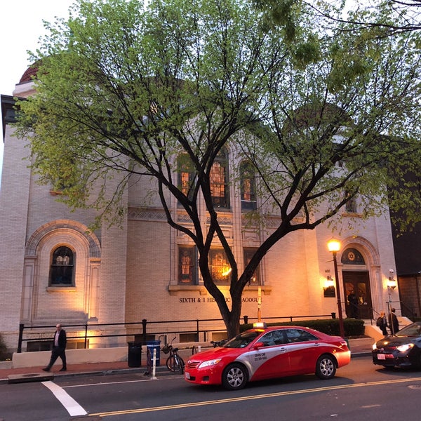 Foto diambil di Sixth &amp; I Historic Synagogue oleh Jeff P. pada 4/28/2018