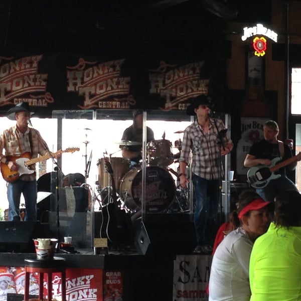 รูปภาพถ่ายที่ Honky Tonk Central โดย Allison W. เมื่อ 4/27/2013