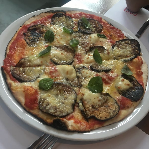 Pizza al estilo italiano, bien finita y materia prima de calidad.