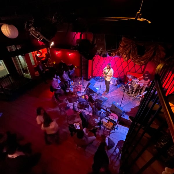 รูปภาพถ่ายที่ Rockwood Music Hall, Stage 2 โดย Damien C. เมื่อ 10/28/2021