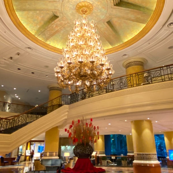 Foto tirada no(a) Lobby Lounge at Makati Shangri-La por 𝕏𝕥𝕖𝕣𝕛𝕠𝕙𝕒𝕟𝕤𝕠𝕟 em 1/9/2021