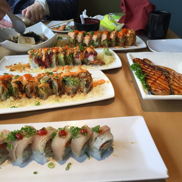 Photo taken at Mizu Sushi Bar &amp; Grill by Piggybox on 3/12/2016