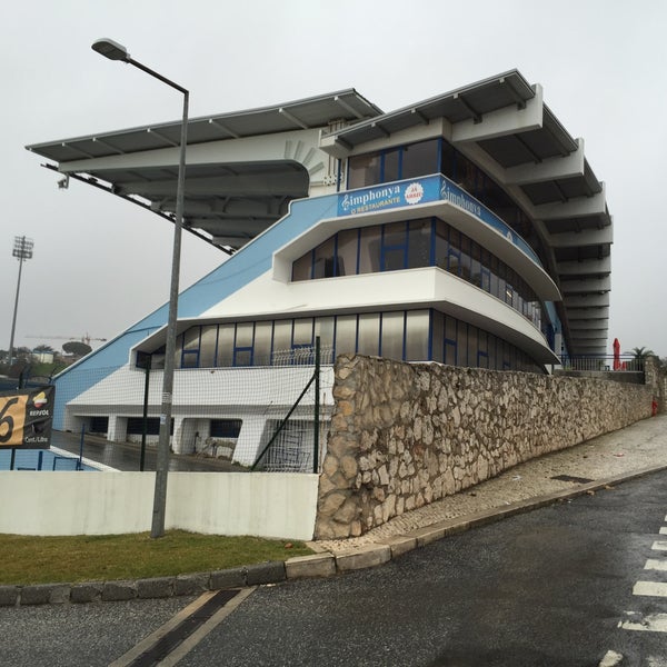 รูปภาพถ่ายที่ Estádio do Restelo โดย KYT เมื่อ 1/7/2016