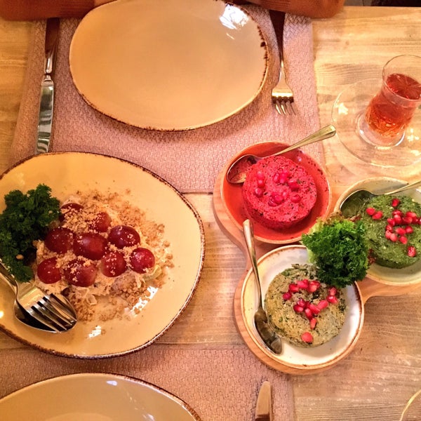 Самые вкусные хачапури по-аджарски в Москве; пахли из шпината потрясающие, а салат "виноградная лоза" просто восторг. За грузинской кухней только сюда!