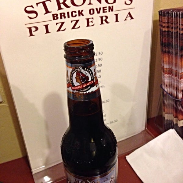 Снимок сделан в Strong&#39;s Brick Oven Pizzeria пользователем Matt &amp; Andrea S. 11/22/2014