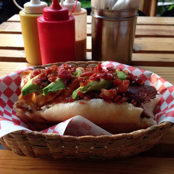 Das Foto wurde bei Galgo Hot Dogs y Hamburguesas Gourmet von Paulo H. am 7/11/2015 aufgenommen