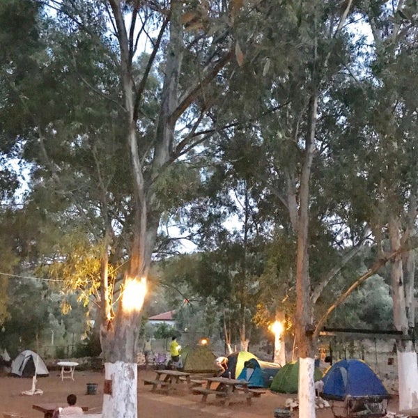 รูปภาพถ่ายที่ Azmakbasi Camping โดย Büşra Y. เมื่อ 8/28/2018