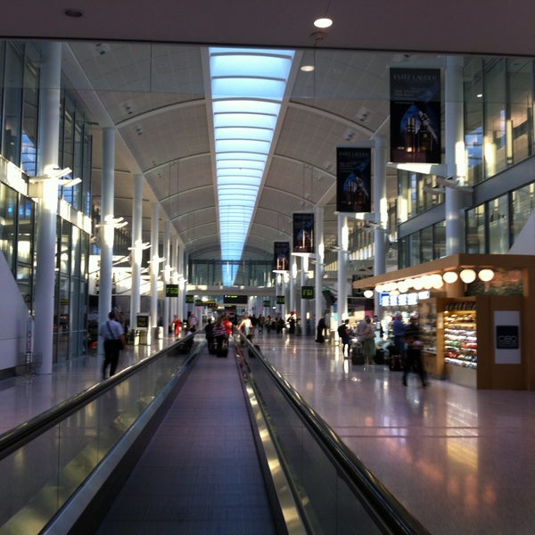 Foto tirada no(a) Aeroporto Internacional Pearson de Toronto (YYZ) por Senator F. em 5/3/2013