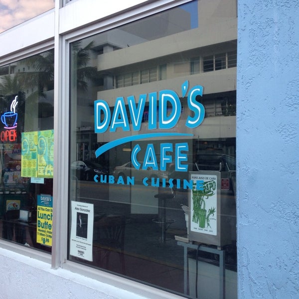 รูปภาพถ่ายที่ David&#39;s Cafe โดย Krystal F. เมื่อ 5/22/2013