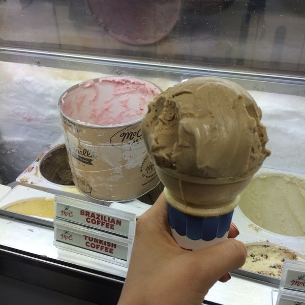 รูปภาพถ่ายที่ Mission Street Ice Cream and Yogurt - Featuring McConnell&#39;s Fine Ice Creams โดย Christine S. เมื่อ 5/3/2015