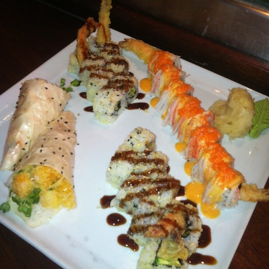 Foto diambil di Umi Sushi Bar &amp; Grill oleh Krystal A. pada 11/13/2012