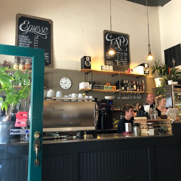Foto tirada no(a) Brewed Cafe and Pub por Michael P. em 5/27/2018