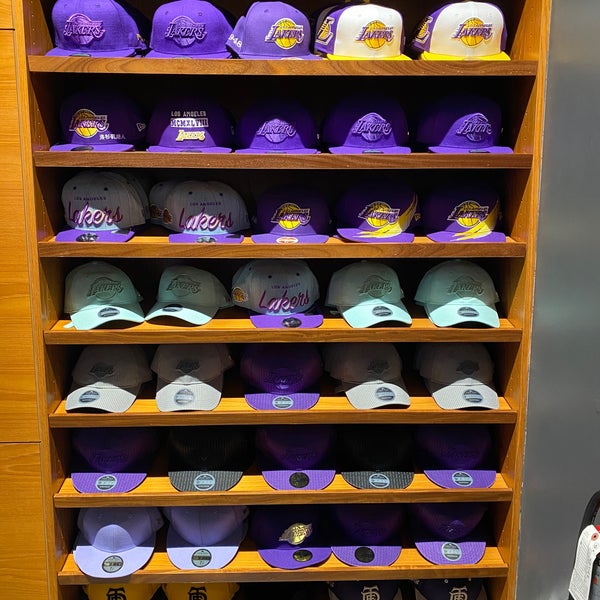 Checkin' Out Team LA Store @ The Staple Center & Lakers Game Yo! 