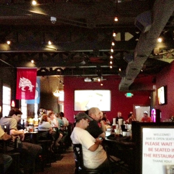 รูปภาพถ่ายที่ Redmond&#39;s Bar and Grill โดย 8PM R. เมื่อ 9/9/2013