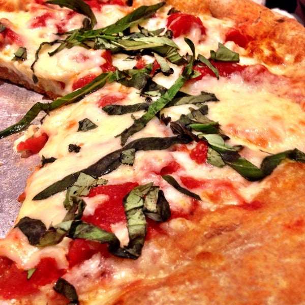 Foto diambil di Frankie&#39;s Pizza &amp; Pasta oleh 8PM R. pada 11/8/2013
