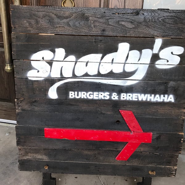 รูปภาพถ่ายที่ Shady&#39;s Burgers &amp; Brewhaha โดย Donita W. เมื่อ 10/6/2017