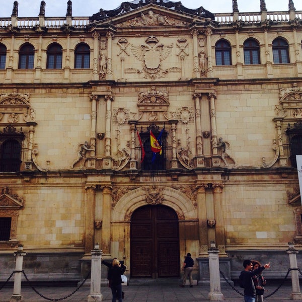 Foto diambil di Universidad de Alcalá oleh Monica pada 10/25/2015