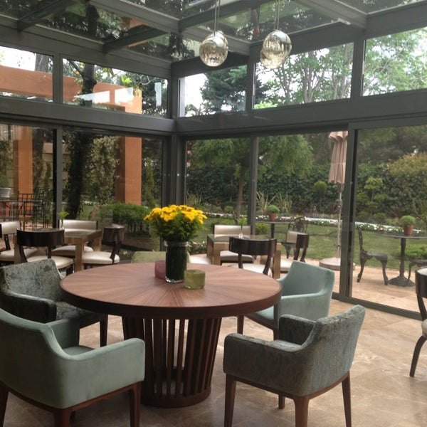 5/29/2013 tarihinde Canan T.ziyaretçi tarafından Veranda Restaurant &amp; Lounge InterContinental Istanbul'de çekilen fotoğraf