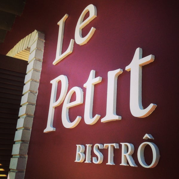 Foto diambil di Le Petit Bistrô oleh Marcos T. pada 11/24/2014