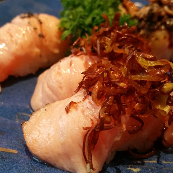 Sushi de salmão maçaricado com alho poró. Delicioso e diferente.