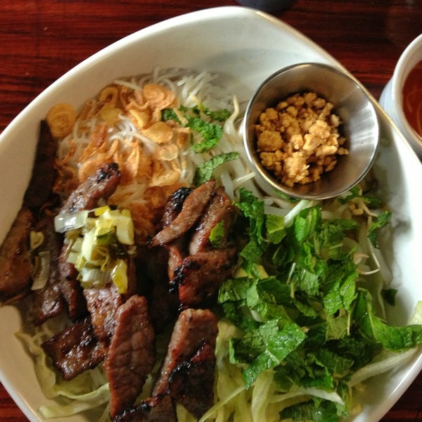 Foto tomada en Little Vietnam Restaurant &amp; Bar  por Michael A. el 6/27/2013
