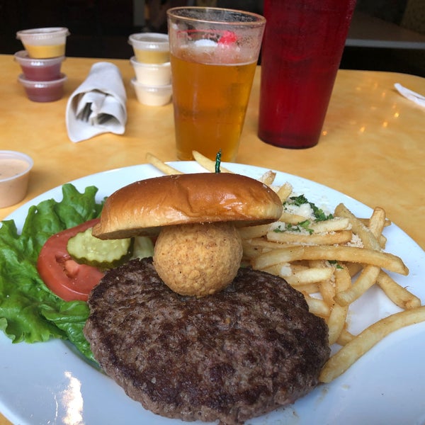Foto tomada en Lucky&#39;s Burger and Brew  por Frank el 6/19/2020
