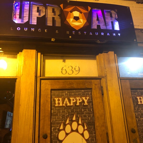 Снимок сделан в Uproar Lounge &amp; Restaurant пользователем Frank 3/16/2019