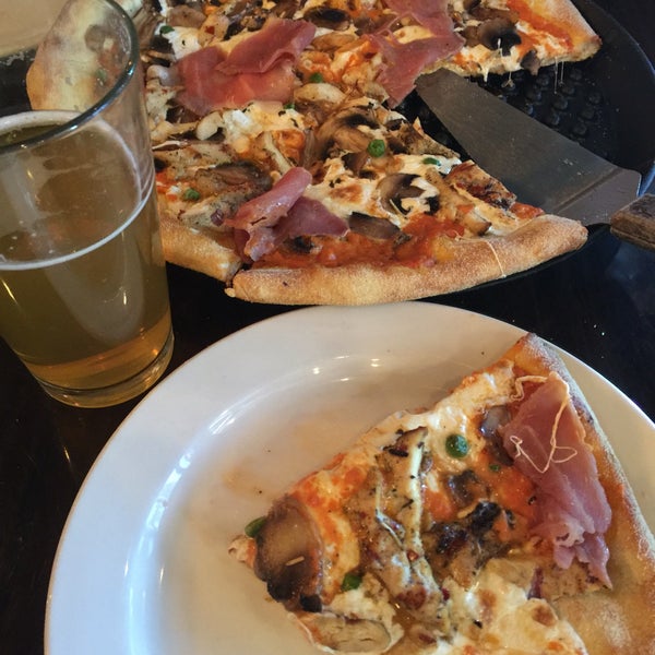 Photo prise au Goodfella&#39;s Woodfired Pizza Pasta Bar par Frank le3/25/2016