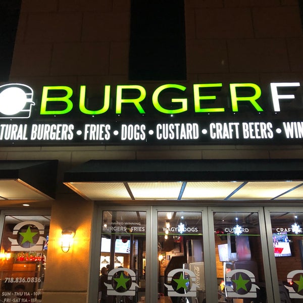 Foto diambil di BurgerFi oleh Frank pada 12/11/2021