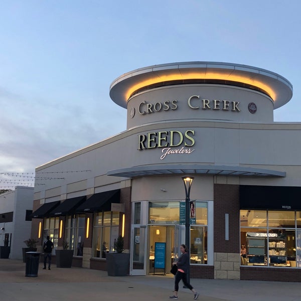 Foto tomada en Cross Creek Mall  por Frank el 11/1/2018
