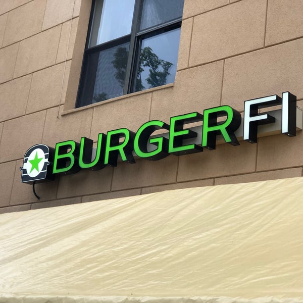 Foto diambil di BurgerFi oleh Frank pada 5/7/2021