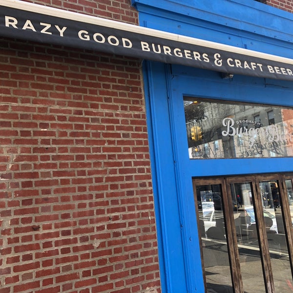 รูปภาพถ่ายที่ Brooklyn Burgers &amp; Beer โดย Frank เมื่อ 4/8/2018