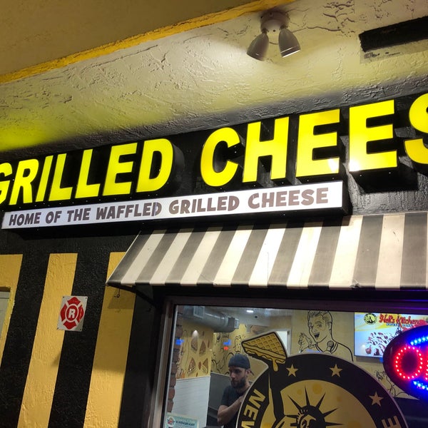 Снимок сделан в New York Grilled Cheese Co. пользователем Frank 10/13/2021