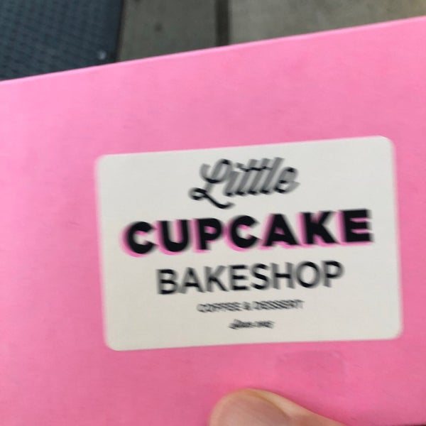 Foto tirada no(a) Little Cupcake Bakeshop por Frank em 9/4/2021