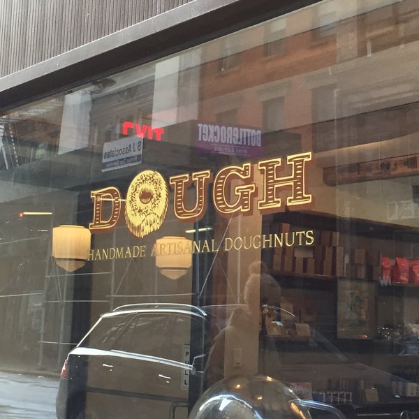 รูปภาพถ่ายที่ Dough โดย Dot. H. เมื่อ 2/16/2015