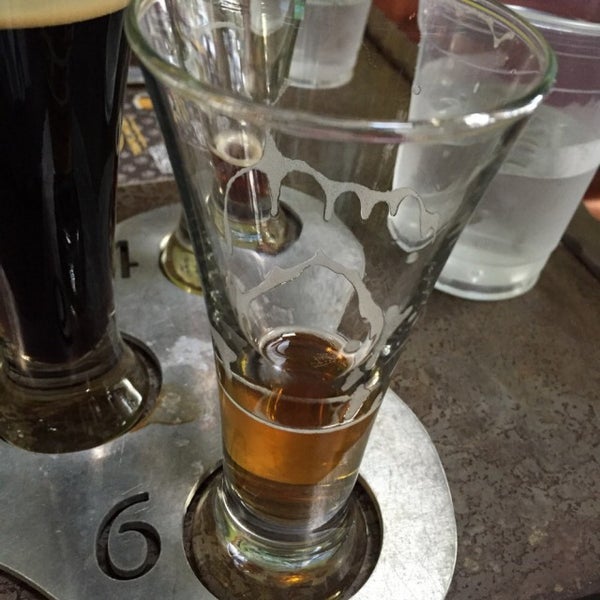 10/30/2014 tarihinde Ryan R.ziyaretçi tarafından Sleepy Dog Saloon &amp; Brewery'de çekilen fotoğraf