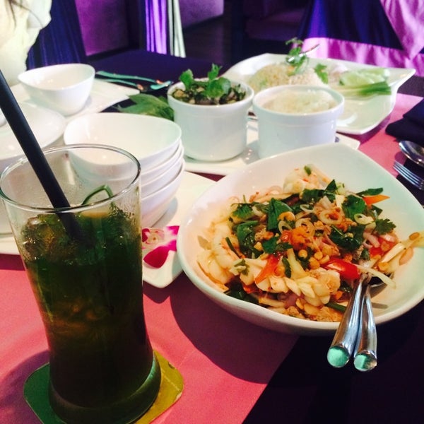 Foto diambil di Koh Thai Restaurant &amp; Lounge oleh Hoai A. pada 9/5/2014