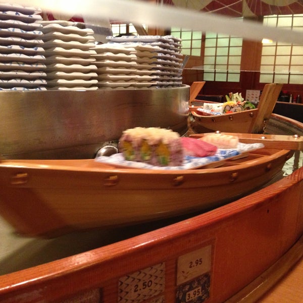 Снимок сделан в Sushi Boat пользователем Chad P. 5/1/2013