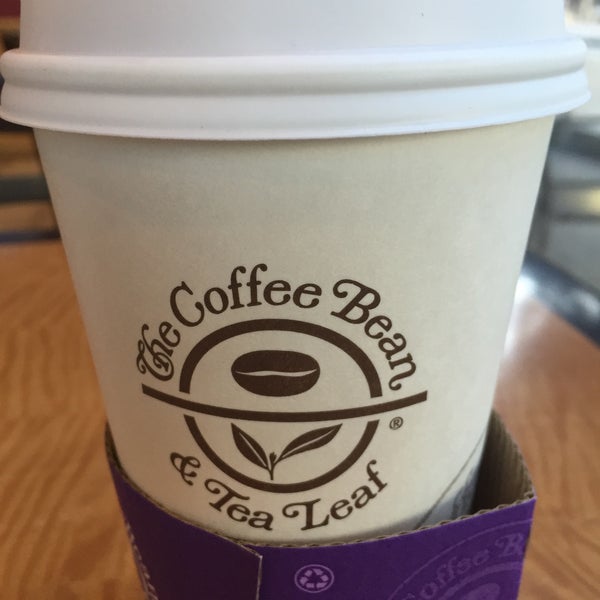 Photo prise au The Coffee Bean &amp; Tea Leaf par Phyllis M. le1/17/2015